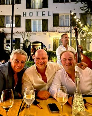 Cauet Instagram - #photodump De belles vacances ♥️… des amis fantastiques … mon amour … des soirées tops … de belles rencontres !!! Même si plus personne ne regarde le feed ni ne lit jusqu’au au bout ! C’était quand même magique tous ces moments 💕🙏 
#love #friends #hollidays #sun #corse #pics #chill