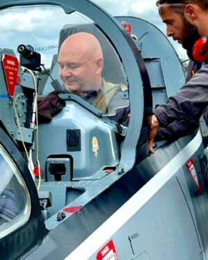 Cauet Instagram - Quel moment incroyable ! ❤️ 
La vidéo « vaut mieux avoer de LÉGENDE » arrive bientôt !! 
Merci @topgun_voltige … j’ai rêvé 🙏🙏
On ne pilote pas ça tous les jours 😜 
#picoftheday #emotions #dream
