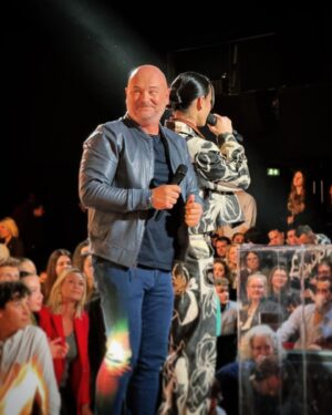 Cauet Instagram - Sur le tapis rouge des NRJ Music Awards 🌟 avant de remettre le prix de la révélation francophone de l'année à @nuitincolore 🏆 👏 @nikosaliagas 🎙️ 
#NMA #nrjmusicawards2023 #nrjmusicawards