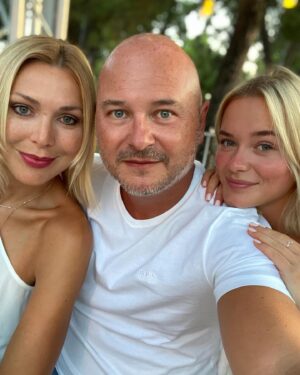 Cauet Instagram - Tout passe tellement vite !! Joyeux anniversaire à ma magnifique chérie ❤️❤️ 20 ans déjà je t’aime si fort 🧡🍾🎉 #happybirthday #love #daughter #happy  #♥️