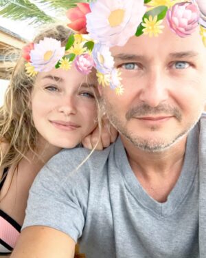 Cauet Instagram - Tout passe tellement vite !! Joyeux anniversaire à ma magnifique chérie ❤️❤️ 20 ans déjà je t’aime si fort 🧡🍾🎉 #happybirthday #love #daughter #happy  #♥️