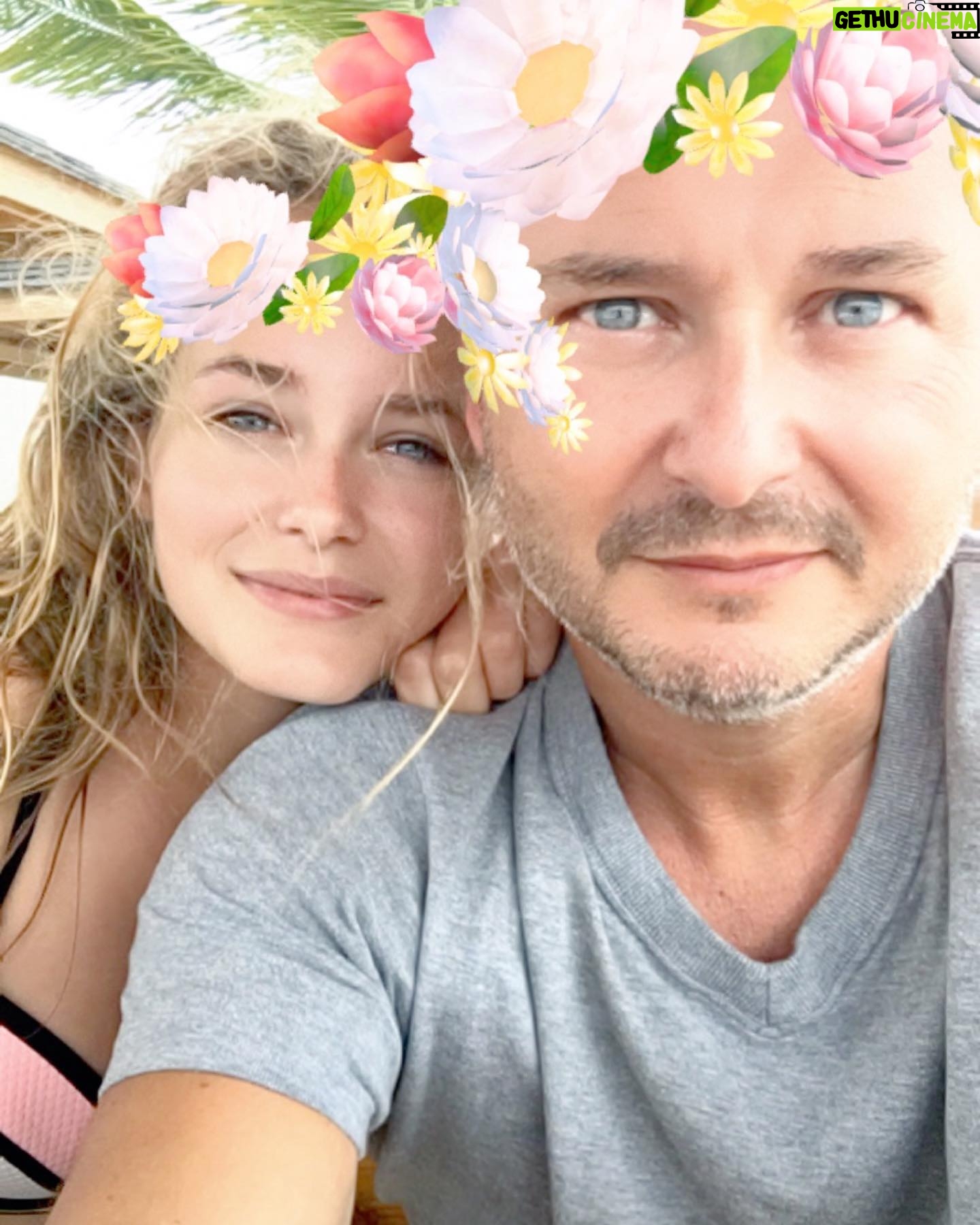 Cauet - 30.5K Likes - Tout passe tellement vite !! Joyeux anniversaire à ma magnifique chérie ❤️❤️ 20 ans déjà je t’aime si fort 🧡🍾🎉 #happybirthday #love #daughter #happy #♥️