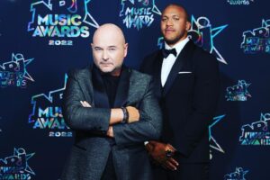 Cauet Instagram - En mode @afflelou sur le tapis rouge des NRJ Music Awards 😎 #MAGICNMA #AlainAfflelou 

Merci au talentueux @anthonyghnassia pour les photos 📸 #VisionByAG 

Merci également à #HugoBoss et @sophieseebyu pour ces magnifiques tenues 🤩

Crédit : SIPA