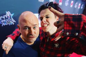 Cauet Instagram - En mode @afflelou sur le tapis rouge des NRJ Music Awards 😎 #MAGICNMA #AlainAfflelou 

Merci au talentueux @anthonyghnassia pour les photos 📸 #VisionByAG 

Merci également à #HugoBoss et @sophieseebyu pour ces magnifiques tenues 🤩

Crédit : SIPA