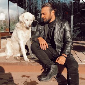 Cavit Çetin Güner Instagram - Sevmek ne demek?  Sevmek için insan aklına gerek var mı? Bir hayvan da bir insanı severek bağlılık sadakat gösterebiliyorsa “sevmek için akla gerek yok yürek olsun yeter” mi demeli kamyon yazısı gibi yoksa insanca ya da insan gibi sevmek başka bir şey mi?  Sevmenin bir sorumluluğu var mı? Ya da sevilmenin? Öyle dümdüz sevince oluyo mu? Sevgiden ölüp bitmek her şeye sevdiğini koymak mı gerekiyo? Gerekenleri bırakıp sadece sevmek insan aklının tercihi mi hayvan saflığında bir kalbin iç güdüsü mü?
Sevmeyi de sevilmeyi de seviyorum hayat bi daha doğsam aynı şeyleri yaşasam aynı kişileri sevsem razıyım senden. Yaşadığım her şeye binlerce şükür, iyi ki varım ✌🏻😎