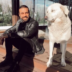 Cavit Çetin Güner Instagram - Sevmek ne demek?  Sevmek için insan aklına gerek var mı? Bir hayvan da bir insanı severek bağlılık sadakat gösterebiliyorsa “sevmek için akla gerek yok yürek olsun yeter” mi demeli kamyon yazısı gibi yoksa insanca ya da insan gibi sevmek başka bir şey mi?  Sevmenin bir sorumluluğu var mı? Ya da sevilmenin? Öyle dümdüz sevince oluyo mu? Sevgiden ölüp bitmek her şeye sevdiğini koymak mı gerekiyo? Gerekenleri bırakıp sadece sevmek insan aklının tercihi mi hayvan saflığında bir kalbin iç güdüsü mü?
Sevmeyi de sevilmeyi de seviyorum hayat bi daha doğsam aynı şeyleri yaşasam aynı kişileri sevsem razıyım senden. Yaşadığım her şeye binlerce şükür, iyi ki varım ✌🏻😎