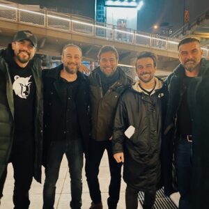 Cavit Çetin Güner Instagram - Hep bir aradayız ama durmadan birimiz eksik olurdu. Uzun bir aradan sonra tam kadroyuz. Ve bizi bir araya getiren şey tiyatro 🤷🏻‍♂️ Lebip abinin oynadığı “limon” ilk gösterimini yaptı ve bizi buluşturdu. Özlemişiz tam kadro birlikte vakit geçirmeyi. Aynı okuldan mezun olmuş tayfa gibiyiz. “ çok güzeldi yine, daha uzununu yapalım” diyerek ayrıldık. Bakalım kalbimizden geçen gerçek olacak mı 🙌🏻