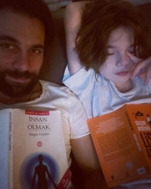 Cavit Çetin Güner Instagram - Uyku öncesi okuma saati 📖