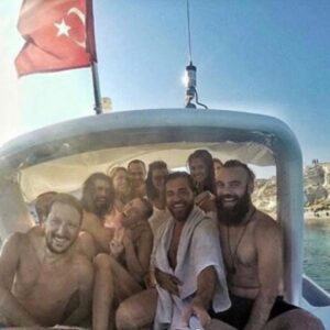 Cavit Çetin Güner Instagram - Kimi zaman arkamda kimi zaman yanımda bazen önümde bazen objektifimdesin. Ama hep etrafımdasın. İyi ki varsın iyi ki hayatımdasın @enginaltandzytn 🤘🏻