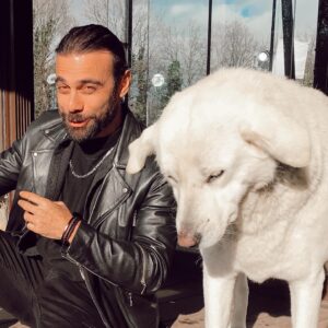 Cavit Çetin Güner Instagram - Sevmek ne demek?  Sevmek için insan aklına gerek var mı? Bir hayvan da bir insanı severek bağlılık sadakat gösterebiliyorsa “sevmek için akla gerek yok yürek olsun yeter” mi demeli kamyon yazısı gibi yoksa insanca ya da insan gibi sevmek başka bir şey mi?  Sevmenin bir sorumluluğu var mı? Ya da sevilmenin? Öyle dümdüz sevince oluyo mu? Sevgiden ölüp bitmek her şeye sevdiğini koymak mı gerekiyo? Gerekenleri bırakıp sadece sevmek insan aklının tercihi mi hayvan saflığında bir kalbin iç güdüsü mü?
Sevmeyi de sevilmeyi de seviyorum hayat bi daha doğsam aynı şeyleri yaşasam aynı kişileri sevsem razıyım senden. Yaşadığım her şeye binlerce şükür, iyi ki varım ✌🏻😎