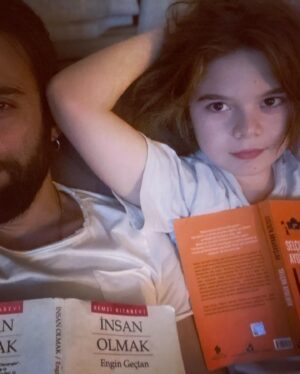 Cavit Çetin Güner Instagram - Uyku öncesi okuma saati 📖