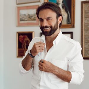 Cavit Çetin Güner Instagram - “Düğüne giderken beyaz giyilmez” kızlar için geçerli değil mi?