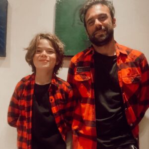 Cavit Çetin Güner Instagram - Bugün babamı çok özledim. Ansızın geldi özlem. İki gündür oğluma uzun uzun bakıyorum. Uyurken izliyorum onu. Nefes alışını, ağzı, dudakları ne güzel. Burnu hele. Kirpikleri… kılları çıktı baya. Bacakları kolları kıllı oldu. Saçları ne güzel. Mutlu olması için daha fazla ne yapabilirim acaba? Diye düşündüm. Sonra bir şey izledim. Bir baba bir çocuk ve bir dede vardı. Babam da oğlumu görseydi keşke diye geçirdim içimden. Sonra “ hiç keşke dediğim bir şey yok” dediğimi hatırladım geçenlerde. Yalan söylemişim. Sonra “Ali doğduktan sonra hiç yalan söylemedim” deyişlerim geldi aklıma. Söylemişim. @alidemirguner  bilgisayardan arkadaşıyla oyun oynuyordu. Onu izliyordum arkasından. Çok eğleniyordu, gülüyordu durmadan. Eskiden bizde çok gülerdik ama sanki son zamanlarda daha çok kuralları hatırlatan bir adama dönüştüm daha az güldüğümüzü fark ettim. Babama benzemeye başladığımı. Babam çocukları çok severdi ama bize pek sevgisini gösteremezdi. Bilirdik ama duymaz görmezdik. Şimdi yaşasaydı ve Ali’nin gülümsemesini görse, o da gülse beraber gülsek ne güzel olurdu diye düşünürken gözyaşlarımı tutamamışım. Ali iyi misin babiş dedi. İyiyim derken sesim öyle bir titredi ki o kısacık kelimeyi bile söyleyemedim. Sarıldık ve birbirimizi ne kadar çok sevdiğimizi söyledik, duyduk, gördük, hissettik. İyi ki babam babamdı, iyi ki oğlum oğlum. Ve iyi ki ben benim.