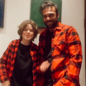 Cavit Çetin Güner Instagram - Bugün babamı çok özledim. Ansızın geldi özlem. İki gündür oğluma uzun uzun bakıyorum. Uyurken izliyorum onu. Nefes alışını, ağzı, dudakları ne güzel. Burnu hele. Kirpikleri… kılları çıktı baya. Bacakları kolları kıllı oldu. Saçları ne güzel. Mutlu olması için daha fazla ne yapabilirim acaba? Diye düşündüm. Sonra bir şey izledim. Bir baba bir çocuk ve bir dede vardı. Babam da oğlumu görseydi keşke diye geçirdim içimden. Sonra “ hiç keşke dediğim bir şey yok” dediğimi hatırladım geçenlerde. Yalan söylemişim. Sonra “Ali doğduktan sonra hiç yalan söylemedim” deyişlerim geldi aklıma. Söylemişim. @alidemirguner  bilgisayardan arkadaşıyla oyun oynuyordu. Onu izliyordum arkasından. Çok eğleniyordu, gülüyordu durmadan. Eskiden bizde çok gülerdik ama sanki son zamanlarda daha çok kuralları hatırlatan bir adama dönüştüm daha az güldüğümüzü fark ettim. Babama benzemeye başladığımı. Babam çocukları çok severdi ama bize pek sevgisini gösteremezdi. Bilirdik ama duymaz görmezdik. Şimdi yaşasaydı ve Ali’nin gülümsemesini görse, o da gülse beraber gülsek ne güzel olurdu diye düşünürken gözyaşlarımı tutamamışım. Ali iyi misin babiş dedi. İyiyim derken sesim öyle bir titredi ki o kısacık kelimeyi bile söyleyemedim. Sarıldık ve birbirimizi ne kadar çok sevdiğimizi söyledik, duyduk, gördük, hissettik. İyi ki babam babamdı, iyi ki oğlum oğlum. Ve iyi ki ben benim.