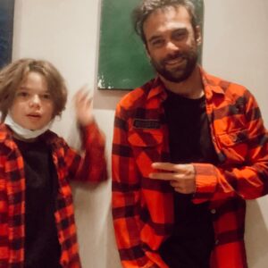 Cavit Çetin Güner Instagram - Bugün babamı çok özledim. Ansızın geldi özlem. İki gündür oğluma uzun uzun bakıyorum. Uyurken izliyorum onu. Nefes alışını, ağzı, dudakları ne güzel. Burnu hele. Kirpikleri… kılları çıktı baya. Bacakları kolları kıllı oldu. Saçları ne güzel. Mutlu olması için daha fazla ne yapabilirim acaba? Diye düşündüm. Sonra bir şey izledim. Bir baba bir çocuk ve bir dede vardı. Babam da oğlumu görseydi keşke diye geçirdim içimden. Sonra “ hiç keşke dediğim bir şey yok” dediğimi hatırladım geçenlerde. Yalan söylemişim. Sonra “Ali doğduktan sonra hiç yalan söylemedim” deyişlerim geldi aklıma. Söylemişim. @alidemirguner  bilgisayardan arkadaşıyla oyun oynuyordu. Onu izliyordum arkasından. Çok eğleniyordu, gülüyordu durmadan. Eskiden bizde çok gülerdik ama sanki son zamanlarda daha çok kuralları hatırlatan bir adama dönüştüm daha az güldüğümüzü fark ettim. Babama benzemeye başladığımı. Babam çocukları çok severdi ama bize pek sevgisini gösteremezdi. Bilirdik ama duymaz görmezdik. Şimdi yaşasaydı ve Ali’nin gülümsemesini görse, o da gülse beraber gülsek ne güzel olurdu diye düşünürken gözyaşlarımı tutamamışım. Ali iyi misin babiş dedi. İyiyim derken sesim öyle bir titredi ki o kısacık kelimeyi bile söyleyemedim. Sarıldık ve birbirimizi ne kadar çok sevdiğimizi söyledik, duyduk, gördük, hissettik. İyi ki babam babamdı, iyi ki oğlum oğlum. Ve iyi ki ben benim.