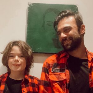 Cavit Çetin Güner Instagram - Bugün babamı çok özledim. Ansızın geldi özlem. İki gündür oğluma uzun uzun bakıyorum. Uyurken izliyorum onu. Nefes alışını, ağzı, dudakları ne güzel. Burnu hele. Kirpikleri… kılları çıktı baya. Bacakları kolları kıllı oldu. Saçları ne güzel. Mutlu olması için daha fazla ne yapabilirim acaba? Diye düşündüm. Sonra bir şey izledim. Bir baba bir çocuk ve bir dede vardı. Babam da oğlumu görseydi keşke diye geçirdim içimden. Sonra “ hiç keşke dediğim bir şey yok” dediğimi hatırladım geçenlerde. Yalan söylemişim. Sonra “Ali doğduktan sonra hiç yalan söylemedim” deyişlerim geldi aklıma. Söylemişim. @alidemirguner  bilgisayardan arkadaşıyla oyun oynuyordu. Onu izliyordum arkasından. Çok eğleniyordu, gülüyordu durmadan. Eskiden bizde çok gülerdik ama sanki son zamanlarda daha çok kuralları hatırlatan bir adama dönüştüm daha az güldüğümüzü fark ettim. Babama benzemeye başladığımı. Babam çocukları çok severdi ama bize pek sevgisini gösteremezdi. Bilirdik ama duymaz görmezdik. Şimdi yaşasaydı ve Ali’nin gülümsemesini görse, o da gülse beraber gülsek ne güzel olurdu diye düşünürken gözyaşlarımı tutamamışım. Ali iyi misin babiş dedi. İyiyim derken sesim öyle bir titredi ki o kısacık kelimeyi bile söyleyemedim. Sarıldık ve birbirimizi ne kadar çok sevdiğimizi söyledik, duyduk, gördük, hissettik. İyi ki babam babamdı, iyi ki oğlum oğlum. Ve iyi ki ben benim.