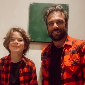 Cavit Çetin Güner Instagram - Bugün babamı çok özledim. Ansızın geldi özlem. İki gündür oğluma uzun uzun bakıyorum. Uyurken izliyorum onu. Nefes alışını, ağzı, dudakları ne güzel. Burnu hele. Kirpikleri… kılları çıktı baya. Bacakları kolları kıllı oldu. Saçları ne güzel. Mutlu olması için daha fazla ne yapabilirim acaba? Diye düşündüm. Sonra bir şey izledim. Bir baba bir çocuk ve bir dede vardı. Babam da oğlumu görseydi keşke diye geçirdim içimden. Sonra “ hiç keşke dediğim bir şey yok” dediğimi hatırladım geçenlerde. Yalan söylemişim. Sonra “Ali doğduktan sonra hiç yalan söylemedim” deyişlerim geldi aklıma. Söylemişim. @alidemirguner  bilgisayardan arkadaşıyla oyun oynuyordu. Onu izliyordum arkasından. Çok eğleniyordu, gülüyordu durmadan. Eskiden bizde çok gülerdik ama sanki son zamanlarda daha çok kuralları hatırlatan bir adama dönüştüm daha az güldüğümüzü fark ettim. Babama benzemeye başladığımı. Babam çocukları çok severdi ama bize pek sevgisini gösteremezdi. Bilirdik ama duymaz görmezdik. Şimdi yaşasaydı ve Ali’nin gülümsemesini görse, o da gülse beraber gülsek ne güzel olurdu diye düşünürken gözyaşlarımı tutamamışım. Ali iyi misin babiş dedi. İyiyim derken sesim öyle bir titredi ki o kısacık kelimeyi bile söyleyemedim. Sarıldık ve birbirimizi ne kadar çok sevdiğimizi söyledik, duyduk, gördük, hissettik. İyi ki babam babamdı, iyi ki oğlum oğlum. Ve iyi ki ben benim.