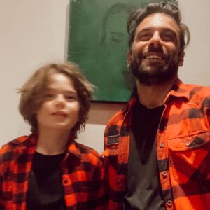 Cavit Çetin Güner Instagram - Bugün babamı çok özledim. Ansızın geldi özlem. İki gündür oğluma uzun uzun bakıyorum. Uyurken izliyorum onu. Nefes alışını, ağzı, dudakları ne güzel. Burnu hele. Kirpikleri… kılları çıktı baya. Bacakları kolları kıllı oldu. Saçları ne güzel. Mutlu olması için daha fazla ne yapabilirim acaba? Diye düşündüm. Sonra bir şey izledim. Bir baba bir çocuk ve bir dede vardı. Babam da oğlumu görseydi keşke diye geçirdim içimden. Sonra “ hiç keşke dediğim bir şey yok” dediğimi hatırladım geçenlerde. Yalan söylemişim. Sonra “Ali doğduktan sonra hiç yalan söylemedim” deyişlerim geldi aklıma. Söylemişim. @alidemirguner  bilgisayardan arkadaşıyla oyun oynuyordu. Onu izliyordum arkasından. Çok eğleniyordu, gülüyordu durmadan. Eskiden bizde çok gülerdik ama sanki son zamanlarda daha çok kuralları hatırlatan bir adama dönüştüm daha az güldüğümüzü fark ettim. Babama benzemeye başladığımı. Babam çocukları çok severdi ama bize pek sevgisini gösteremezdi. Bilirdik ama duymaz görmezdik. Şimdi yaşasaydı ve Ali’nin gülümsemesini görse, o da gülse beraber gülsek ne güzel olurdu diye düşünürken gözyaşlarımı tutamamışım. Ali iyi misin babiş dedi. İyiyim derken sesim öyle bir titredi ki o kısacık kelimeyi bile söyleyemedim. Sarıldık ve birbirimizi ne kadar çok sevdiğimizi söyledik, duyduk, gördük, hissettik. İyi ki babam babamdı, iyi ki oğlum oğlum. Ve iyi ki ben benim.