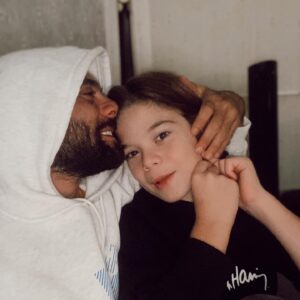 Cavit Çetin Güner Instagram - Verdiği sevgi kadar sevgiyi, duyduğu saygı kadar saygıyı hak eder insan.
Daha azına razı olmadım, ama verdiklerime hiç pişman olmadım. Yaptığım bir çok manevi yatırım coin gibi inip çıkarken sen altın gibi hep daha değer kazandın. Benim servetim senin gülüşünde saklı @alidemirguner