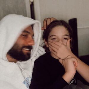 Cavit Çetin Güner Instagram - Verdiği sevgi kadar sevgiyi, duyduğu saygı kadar saygıyı hak eder insan.
Daha azına razı olmadım, ama verdiklerime hiç pişman olmadım. Yaptığım bir çok manevi yatırım coin gibi inip çıkarken sen altın gibi hep daha değer kazandın. Benim servetim senin gülüşünde saklı @alidemirguner