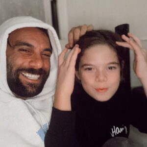 Cavit Çetin Güner Instagram - Verdiği sevgi kadar sevgiyi, duyduğu saygı kadar saygıyı hak eder insan.
Daha azına razı olmadım, ama verdiklerime hiç pişman olmadım. Yaptığım bir çok manevi yatırım coin gibi inip çıkarken sen altın gibi hep daha değer kazandın. Benim servetim senin gülüşünde saklı @alidemirguner