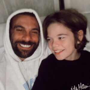 Cavit Çetin Güner Instagram - Verdiği sevgi kadar sevgiyi, duyduğu saygı kadar saygıyı hak eder insan.
Daha azına razı olmadım, ama verdiklerime hiç pişman olmadım. Yaptığım bir çok manevi yatırım coin gibi inip çıkarken sen altın gibi hep daha değer kazandın. Benim servetim senin gülüşünde saklı @alidemirguner