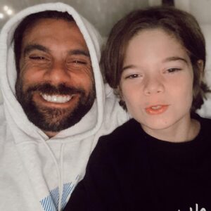 Cavit Çetin Güner Instagram - Verdiği sevgi kadar sevgiyi, duyduğu saygı kadar saygıyı hak eder insan.
Daha azına razı olmadım, ama verdiklerime hiç pişman olmadım. Yaptığım bir çok manevi yatırım coin gibi inip çıkarken sen altın gibi hep daha değer kazandın. Benim servetim senin gülüşünde saklı @alidemirguner