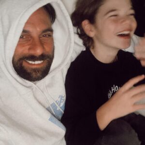 Cavit Çetin Güner Instagram - Verdiği sevgi kadar sevgiyi, duyduğu saygı kadar saygıyı hak eder insan.
Daha azına razı olmadım, ama verdiklerime hiç pişman olmadım. Yaptığım bir çok manevi yatırım coin gibi inip çıkarken sen altın gibi hep daha değer kazandın. Benim servetim senin gülüşünde saklı @alidemirguner
