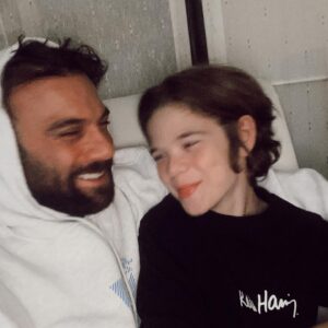 Cavit Çetin Güner Instagram - Verdiği sevgi kadar sevgiyi, duyduğu saygı kadar saygıyı hak eder insan.
Daha azına razı olmadım, ama verdiklerime hiç pişman olmadım. Yaptığım bir çok manevi yatırım coin gibi inip çıkarken sen altın gibi hep daha değer kazandın. Benim servetim senin gülüşünde saklı @alidemirguner