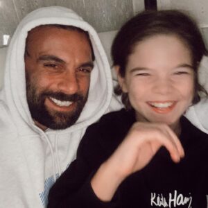Cavit Çetin Güner Instagram - Verdiği sevgi kadar sevgiyi, duyduğu saygı kadar saygıyı hak eder insan.
Daha azına razı olmadım, ama verdiklerime hiç pişman olmadım. Yaptığım bir çok manevi yatırım coin gibi inip çıkarken sen altın gibi hep daha değer kazandın. Benim servetim senin gülüşünde saklı @alidemirguner