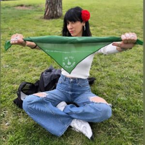 Cecilia Gessa Instagram - Vamos al meollo del asunto. Entre las múltiples preocupaciones que ocupan nuestros pensamientos, debemos dar prioridad a la protección de nuestros derechos fundamentales, como son el poder decidir sobre nuestro cuerpo. Sí, esos derechos que, aunque deberían ser universales, aún no están garantizados para todas y todos, al menos no en todas partes. Ignorar estas realidades sería un error que no podemos permitirnos, especialmente cuando enfrentamos amenazas directas de la extrema derecha que buscan privarnos de ellos. Con un simple gesto y dos minutos de tu tiempo, tu firma puede marcar la diferencia y llevarnos muy lejos. Hagámoslo mientras aún tenemos la oportunidad de firmar y difunde el mensaje, ahora, con las redes sociales, es más fácil que nunca.

Ah, y no olvidemos que hubo un tiempo en el que a las mujeres se les negaba el derecho al voto. Es hora de ejercer nuestro poder ciudadano y hacer valer nuestras voces. Porque es #MiVozMiDecision. Firma y hagamos historia juntos!

Por cierto, hoy volvemos a San Isidro y regalamos pañuelos, chapas y buen rollo. ¡Hasta ahora! 😎💚

#FirmaYDifunde #somosmillones #sanisidro #madrid #💚 #myvoicemychoice