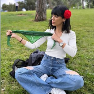 Cecilia Gessa Instagram - Vamos al meollo del asunto. Entre las múltiples preocupaciones que ocupan nuestros pensamientos, debemos dar prioridad a la protección de nuestros derechos fundamentales, como son el poder decidir sobre nuestro cuerpo. Sí, esos derechos que, aunque deberían ser universales, aún no están garantizados para todas y todos, al menos no en todas partes. Ignorar estas realidades sería un error que no podemos permitirnos, especialmente cuando enfrentamos amenazas directas de la extrema derecha que buscan privarnos de ellos. Con un simple gesto y dos minutos de tu tiempo, tu firma puede marcar la diferencia y llevarnos muy lejos. Hagámoslo mientras aún tenemos la oportunidad de firmar y difunde el mensaje, ahora, con las redes sociales, es más fácil que nunca.

Ah, y no olvidemos que hubo un tiempo en el que a las mujeres se les negaba el derecho al voto. Es hora de ejercer nuestro poder ciudadano y hacer valer nuestras voces. Porque es #MiVozMiDecision. Firma y hagamos historia juntos!

Por cierto, hoy volvemos a San Isidro y regalamos pañuelos, chapas y buen rollo. ¡Hasta ahora! 😎💚

#FirmaYDifunde #somosmillones #sanisidro #madrid #💚 #myvoicemychoice