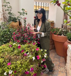 Cecilia Gessa Instagram - En un mundo donde buscamos nuestro lugar, es esencial rodearnos de personas que sientan, respeten y cuiden lo que realmente importa. Vivir en un entorno de odio y división no tiene sentido cuando tenemos la capacidad y la oportunidad de construir un mundo más bello y armonioso. Descubrir nuevos lugares y conocer nuevas personas nos revitaliza. Cada encuentro y cada experiencia es una vitamina para el alma, una oportunidad para crecer y expandir nuestros horizontes. Al mismo tiempo, es crucial aprender a soltar aquello que no nos hace bien. 
Aferrarnos a lo negativo solo nos impide avanzar y encontrar la verdadera felicidad. 
Por eso, aboguemos por un mundo libre, respetuoso e igualitario. Un mundo donde la diversidad se celebre y el feminismo sea una fuerza transformadora. Es en este tipo de mundo donde podemos vivir plenamente, donde la belleza de la humanidad se manifiesta en cada acto de amor y respeto.

¡Viva la diversidad! ¡Viva un mundo más bello para todos!🌈💜💪🙏✨

#porunmundomejor #peaceandlove #orgullo #igualdad #pridemonth #lifestyle #pensamientos #deseos #carcelen #albacete #love #castillodelCondedeCasal