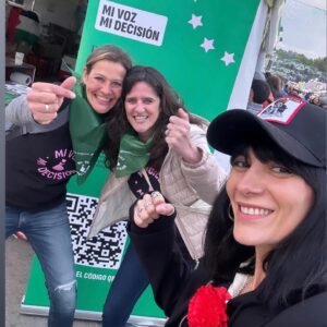 Cecilia Gessa Instagram - Vamos al meollo del asunto. Entre las múltiples preocupaciones que ocupan nuestros pensamientos, debemos dar prioridad a la protección de nuestros derechos fundamentales, como son el poder decidir sobre nuestro cuerpo. Sí, esos derechos que, aunque deberían ser universales, aún no están garantizados para todas y todos, al menos no en todas partes. Ignorar estas realidades sería un error que no podemos permitirnos, especialmente cuando enfrentamos amenazas directas de la extrema derecha que buscan privarnos de ellos. Con un simple gesto y dos minutos de tu tiempo, tu firma puede marcar la diferencia y llevarnos muy lejos. Hagámoslo mientras aún tenemos la oportunidad de firmar y difunde el mensaje, ahora, con las redes sociales, es más fácil que nunca.

Ah, y no olvidemos que hubo un tiempo en el que a las mujeres se les negaba el derecho al voto. Es hora de ejercer nuestro poder ciudadano y hacer valer nuestras voces. Porque es #MiVozMiDecision. Firma y hagamos historia juntos!

Por cierto, hoy volvemos a San Isidro y regalamos pañuelos, chapas y buen rollo. ¡Hasta ahora! 😎💚

#FirmaYDifunde #somosmillones #sanisidro #madrid #💚 #myvoicemychoice