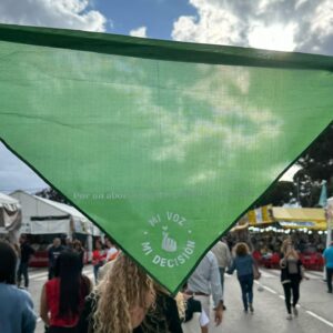 Cecilia Gessa Instagram - Vamos al meollo del asunto. Entre las múltiples preocupaciones que ocupan nuestros pensamientos, debemos dar prioridad a la protección de nuestros derechos fundamentales, como son el poder decidir sobre nuestro cuerpo. Sí, esos derechos que, aunque deberían ser universales, aún no están garantizados para todas y todos, al menos no en todas partes. Ignorar estas realidades sería un error que no podemos permitirnos, especialmente cuando enfrentamos amenazas directas de la extrema derecha que buscan privarnos de ellos. Con un simple gesto y dos minutos de tu tiempo, tu firma puede marcar la diferencia y llevarnos muy lejos. Hagámoslo mientras aún tenemos la oportunidad de firmar y difunde el mensaje, ahora, con las redes sociales, es más fácil que nunca.

Ah, y no olvidemos que hubo un tiempo en el que a las mujeres se les negaba el derecho al voto. Es hora de ejercer nuestro poder ciudadano y hacer valer nuestras voces. Porque es #MiVozMiDecision. Firma y hagamos historia juntos!

Por cierto, hoy volvemos a San Isidro y regalamos pañuelos, chapas y buen rollo. ¡Hasta ahora! 😎💚

#FirmaYDifunde #somosmillones #sanisidro #madrid #💚 #myvoicemychoice