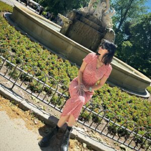 Cecilia Gessa Instagram - La vida en Madrid puede ser frenética, pero siempre, siempre puedes encontrar tu oasis de calma en medio del caos. 😎

#madrid #madrileña #ceciliagessa #hola #lunes #working #junio #2024