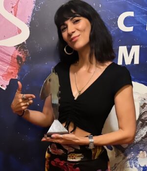 Cecilia Gessa Instagram - 1- Recoger un reconocimiento siempre es reconfortante y revitalizante, y más aún cuando es tan especial como este: Premio igualdad para la “L@ Cita” de Itziar Castro…“Sólo os pido, que de vez en cuando, os acordéis de mí. 🐙

2- Ella, @rocio_saiz es arte incluso cuando no lo pretende. ♥️ #redcarpetinmula

3-  Un honor, coincidir con compañeros tan ideales como @ginesgarciamillan y @miriamdiazaroca la gran premiada y homenajeada  de la noche 👌😍

4- ¿Es bonito o no es bonito? Durante el control en el tren, a la guardia se le salieron los ojos al ver algo que parecía un cuchillo, aún más puntiagudo de lo normal. Y más aun cuando Miriam llevaba otros dos. Gracias #semanacinedemula 🎬

5- Lo vintage no pasa de moda.🤖

6-  Aunque no lo creas… Un voto puede hacer la diferencia. 💪 

7- Yo de vosotros hacia caso a este Ratón no oficial… 🔥 Luego, vienen los lloros. ☹️

8- Reconozco que no conseguí terminarlo..🥹

9- Amo la naturaleza, la  vida y votar 9J . Pena que no se valore lo suficiente el poder ir a votar.

#festival #productora #premio #gessasproducciones #ceciliagessa 
#mula #murcia #eleccioneseuropeas