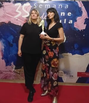 Cecilia Gessa Instagram - 1- Recoger un reconocimiento siempre es reconfortante y revitalizante, y más aún cuando es tan especial como este: Premio igualdad para la “L@ Cita” de Itziar Castro…“Sólo os pido, que de vez en cuando, os acordéis de mí. 🐙

2- Ella, @rocio_saiz es arte incluso cuando no lo pretende. ♥️ #redcarpetinmula

3-  Un honor, coincidir con compañeros tan ideales como @ginesgarciamillan y @miriamdiazaroca la gran premiada y homenajeada  de la noche 👌😍

4- ¿Es bonito o no es bonito? Durante el control en el tren, a la guardia se le salieron los ojos al ver algo que parecía un cuchillo, aún más puntiagudo de lo normal. Y más aun cuando Miriam llevaba otros dos. Gracias #semanacinedemula 🎬

5- Lo vintage no pasa de moda.🤖

6-  Aunque no lo creas… Un voto puede hacer la diferencia. 💪 

7- Yo de vosotros hacia caso a este Ratón no oficial… 🔥 Luego, vienen los lloros. ☹️

8- Reconozco que no conseguí terminarlo..🥹

9- Amo la naturaleza, la  vida y votar 9J . Pena que no se valore lo suficiente el poder ir a votar.

#festival #productora #premio #gessasproducciones #ceciliagessa 
#mula #murcia #eleccioneseuropeas