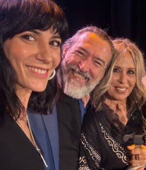 Cecilia Gessa Instagram - 1- Recoger un reconocimiento siempre es reconfortante y revitalizante, y más aún cuando es tan especial como este: Premio igualdad para la “L@ Cita” de Itziar Castro…“Sólo os pido, que de vez en cuando, os acordéis de mí. 🐙

2- Ella, @rocio_saiz es arte incluso cuando no lo pretende. ♥️ #redcarpetinmula

3-  Un honor, coincidir con compañeros tan ideales como @ginesgarciamillan y @miriamdiazaroca la gran premiada y homenajeada  de la noche 👌😍

4- ¿Es bonito o no es bonito? Durante el control en el tren, a la guardia se le salieron los ojos al ver algo que parecía un cuchillo, aún más puntiagudo de lo normal. Y más aun cuando Miriam llevaba otros dos. Gracias #semanacinedemula 🎬

5- Lo vintage no pasa de moda.🤖

6-  Aunque no lo creas… Un voto puede hacer la diferencia. 💪 

7- Yo de vosotros hacia caso a este Ratón no oficial… 🔥 Luego, vienen los lloros. ☹️

8- Reconozco que no conseguí terminarlo..🥹

9- Amo la naturaleza, la  vida y votar 9J . Pena que no se valore lo suficiente el poder ir a votar.

#festival #productora #premio #gessasproducciones #ceciliagessa 
#mula #murcia #eleccioneseuropeas