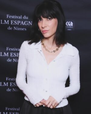 Cecilia Gessa Instagram - Uno de mis trabajos más especiales sigue viajando. Esta vez, en el @festivalfilmespagnol donde ha tenido una maravillosa acogida. Este festival me hizo descubrir Nimes el año pasado cuando presenté @princesacortometraje y @despiertaelcorto ☺️ desde entonces, me enamoré de Nimes. 

Gracias a todos los que formáis parte de este maravilloso festival, por hacerme sentir en casa y gracias también por amar tanto nuestro cine español. ¡Sois lo más! ¡Viva el cine! 🎬 ♥️ 

📸 @jeremy_sdr 👌

Aprovecho para comentaros que @nuestroshijoscortometraje se estrena mundialmente online en exclusiva en la web de @publico.es 💜

#nuestroshijoscortometraje #gessasproducciones #festivales #nimes #ceciliagessa #díainternacionalcontraelbullying #stophomophobia #nuestroshijos