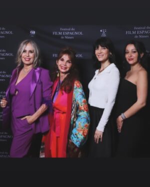 Cecilia Gessa Instagram - Uno de mis trabajos más especiales sigue viajando. Esta vez, en el @festivalfilmespagnol donde ha tenido una maravillosa acogida. Este festival me hizo descubrir Nimes el año pasado cuando presenté @princesacortometraje y @despiertaelcorto ☺️ desde entonces, me enamoré de Nimes. 

Gracias a todos los que formáis parte de este maravilloso festival, por hacerme sentir en casa y gracias también por amar tanto nuestro cine español. ¡Sois lo más! ¡Viva el cine! 🎬 ♥️ 

📸 @jeremy_sdr 👌

Aprovecho para comentaros que @nuestroshijoscortometraje se estrena mundialmente online en exclusiva en la web de @publico.es 💜

#nuestroshijoscortometraje #gessasproducciones #festivales #nimes #ceciliagessa #díainternacionalcontraelbullying #stophomophobia #nuestroshijos