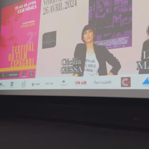 Cecilia Gessa Instagram - Uno de mis trabajos más especiales sigue viajando. Esta vez, en el @festivalfilmespagnol donde ha tenido una maravillosa acogida. Este festival me hizo descubrir Nimes el año pasado cuando presenté @princesacortometraje y @despiertaelcorto ☺️ desde entonces, me enamoré de Nimes. 

Gracias a todos los que formáis parte de este maravilloso festival, por hacerme sentir en casa y gracias también por amar tanto nuestro cine español. ¡Sois lo más! ¡Viva el cine! 🎬 ♥️ 

📸 @jeremy_sdr 👌

Aprovecho para comentaros que @nuestroshijoscortometraje se estrena mundialmente online en exclusiva en la web de @publico.es 💜

#nuestroshijoscortometraje #gessasproducciones #festivales #nimes #ceciliagessa #díainternacionalcontraelbullying #stophomophobia #nuestroshijos