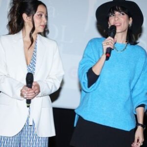 Cecilia Gessa Instagram - Uno de mis trabajos más especiales sigue viajando. Esta vez, en el @festivalfilmespagnol donde ha tenido una maravillosa acogida. Este festival me hizo descubrir Nimes el año pasado cuando presenté @princesacortometraje y @despiertaelcorto ☺️ desde entonces, me enamoré de Nimes. 

Gracias a todos los que formáis parte de este maravilloso festival, por hacerme sentir en casa y gracias también por amar tanto nuestro cine español. ¡Sois lo más! ¡Viva el cine! 🎬 ♥️ 

📸 @jeremy_sdr 👌

Aprovecho para comentaros que @nuestroshijoscortometraje se estrena mundialmente online en exclusiva en la web de @publico.es 💜

#nuestroshijoscortometraje #gessasproducciones #festivales #nimes #ceciliagessa #díainternacionalcontraelbullying #stophomophobia #nuestroshijos