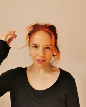 Cecília Henriques Instagram - À couse duma self-tape que tive de fazer hoje, a minha directora de casting preferida @filipesambado, minha marida, tirou-me estas pics que felt cute não vou deletar depois 🥕 

Filipe diz que me sabe mais gira de todas as maneiras, e por isso faz as minhas melhores self-tapes. Eu acredito. Porque é verdade 🫶

Depois fizemos daquelas tapes caseiras, mas divulgamos quando as nossas carreiras estiverem a precisar daquele boost. 🌙