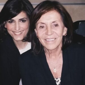 Cecilia Milone Instagram - Jose querida… tengo el alma en pausa. Te fuiste… 
Pero te quedás conmigo en tantas, tantas, charlas compartidas. Tanta amistad a la distancia, y tan cercana.
Fuiste la primera persona que en el año 2000 me contrató un show fuera de Buenos Aires. Y desde entonces, Tucumán, y vos, se volvieron entrañables.
No me imagino estar allí y que no pases a buscarme con el auto… Qué tristeza. Qué pena honda. Y que agradecida estoy por haberte conocido. Te quiero. SIEMPRE. 🤍
@josefinaalonso1234