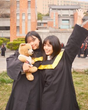Celine Kao Instagram - 玖要畢業惹
（邊看照片邊泛淚）
