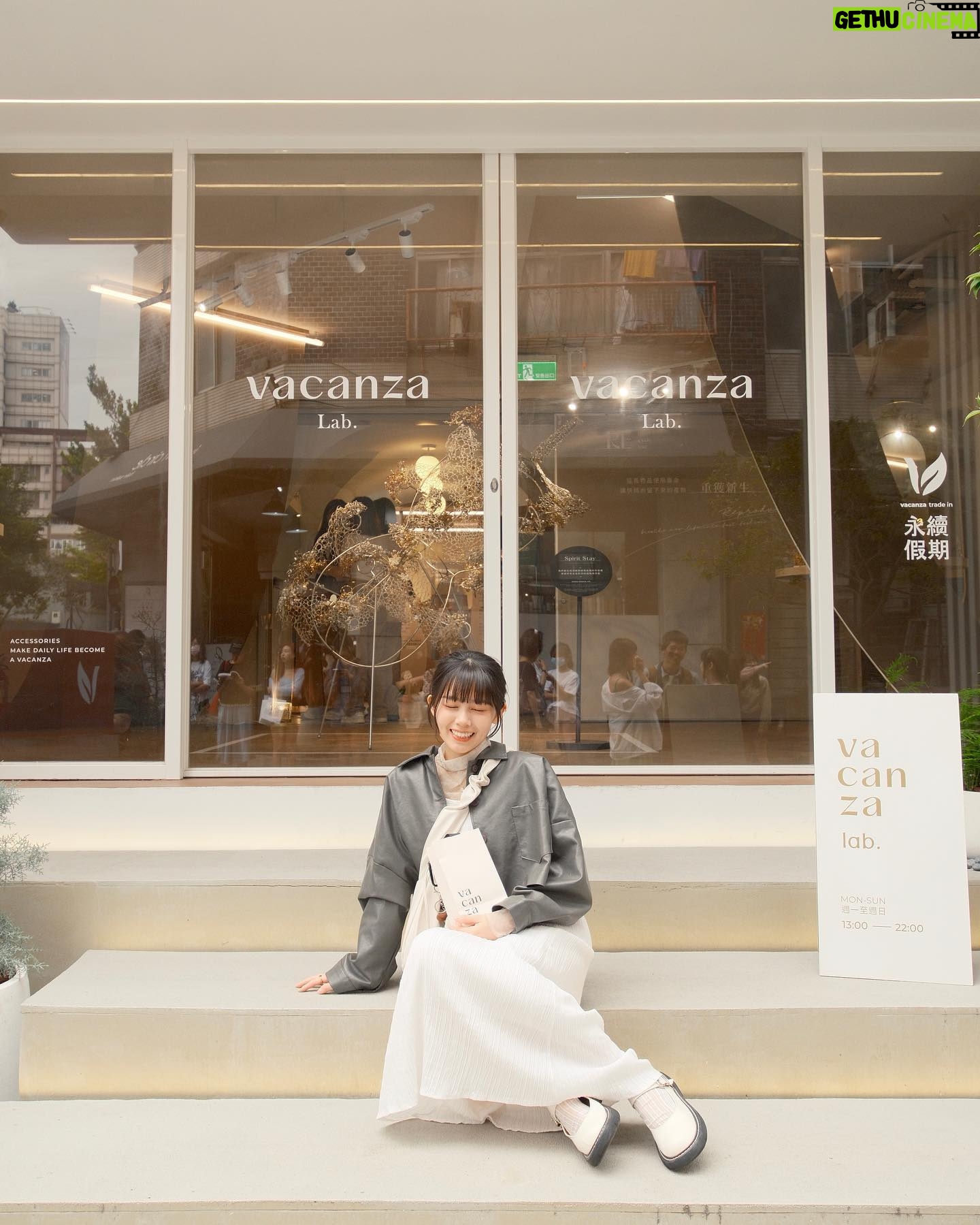 Celine Kao - 628 Likes - 舊飾品怎麼辦 @vacanza_accessory 幫你辦!
每個人都為環境永續出一點小力就會是大力!
Vacanza 自4/19起至4/29 推出「#飾品舊換新」計劃
邀請大家帶家中舊飾品到「vacanza lab. 假期中山實驗店」回收 ✨免費兌換全新飾品
讓舊物重獲新生 以「4R回收機制」進行 實現品牌理念#永續假期 和大家一同迎接4/22世界地球日💘
與環境藝術家—李霽 打造再生藝術「永續假期展」在新vacanza lab. 假期中山實驗店 @vacanza_lab 開幕
藝術作品「Spirit Stay」使用12,000件回收飾品打造
同時vacanza 也推出新系列「再生銀」以回收的飾品重製而成!
能夠讓生活中使用不到的老舊物品重新利用 還可以再拿到漂亮的新寶貝
大家快攜兄弟姐妹一起去玩🧚🏻♀️
(項鍊、戒指、手鍊皆可兌換。耳環、耳夾、耳骨夾需兩支為一對。髮飾及周邊商品恕不適用)