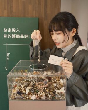 Celine Kao Instagram - 舊飾品怎麼辦 @vacanza_accessory 幫你辦！

每個人都為環境永續出一點小力就會是大力！
Vacanza 自4/19起至4/29 推出「#飾品舊換新」計劃
邀請大家帶家中舊飾品到「vacanza lab. 假期中山實驗店」回收 ✨免費兌換全新飾品
讓舊物重獲新生 以「4R回收機制」進行 實現品牌理念#永續假期 和大家一同迎接4/22世界地球日💘
與環境藝術家—李霽 打造再生藝術「永續假期展」在新vacanza lab. 假期中山實驗店 @vacanza_lab 開幕
藝術作品「Spirit Stay」使用12,000件回收飾品打造
同時vacanza 也推出新系列「再生銀」以回收的飾品重製而成！

能夠讓生活中使用不到的老舊物品重新利用 還可以再拿到漂亮的新寶貝
大家快攜兄弟姐妹一起去玩🧚🏻‍♀️

（項鍊、戒指、手鍊皆可兌換。耳環、耳夾、耳骨夾需兩支為一對。髮飾及周邊商品恕不適用）
