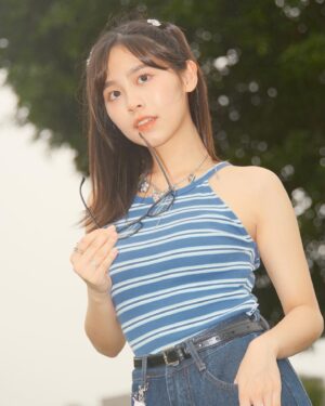 Celine Kao Instagram - 小可愛，集合囉！

50%春夏新品來一個 #小可愛系列商品 
讓姐妹們穿上 @50_fifty_percent 的小可愛 都能夠成為大可愛快樂過夏天🐬

@50_fifty_percent 全新企劃小可愛系列
#小可愛 三大必備：彈性、貼身、舒適
這次穿到的「撞色條紋挖肩背心」
涼爽透氣的面料 同時擁有高彈力
在30度的艷陽依舊可以不黏身
挖肩掛脖設計可修飾肩頸肌肉
配上藍白綠的冰塊色系
顯白百搭又清涼💘

我穿的這款共有三個尺寸、兩個顏色
現在特價活動進行中直接半價😘
各地區皆有有多個門市可試穿
多款小可愛都等著大家去帶回家☆彡

#fiftypercent #夏日穿搭 #小可愛系列商品 #小可愛 #你要的小可愛都在fiftypercent
