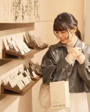Celine Kao Instagram - 舊飾品怎麼辦 @vacanza_accessory 幫你辦！

每個人都為環境永續出一點小力就會是大力！
Vacanza 自4/19起至4/29 推出「#飾品舊換新」計劃
邀請大家帶家中舊飾品到「vacanza lab. 假期中山實驗店」回收 ✨免費兌換全新飾品
讓舊物重獲新生 以「4R回收機制」進行 實現品牌理念#永續假期 和大家一同迎接4/22世界地球日💘
與環境藝術家—李霽 打造再生藝術「永續假期展」在新vacanza lab. 假期中山實驗店 @vacanza_lab 開幕
藝術作品「Spirit Stay」使用12,000件回收飾品打造
同時vacanza 也推出新系列「再生銀」以回收的飾品重製而成！

能夠讓生活中使用不到的老舊物品重新利用 還可以再拿到漂亮的新寶貝
大家快攜兄弟姐妹一起去玩🧚🏻‍♀️

（項鍊、戒指、手鍊皆可兌換。耳環、耳夾、耳骨夾需兩支為一對。髮飾及周邊商品恕不適用）